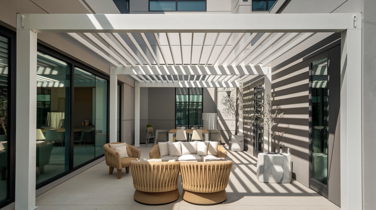 Pérgolas bioclimáticas de aluminio en espacios exteriores de oficinas y negocios.